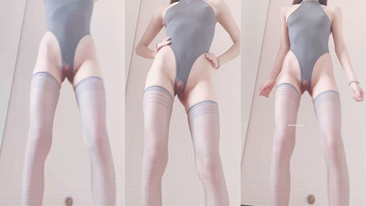 妹子还嫩的逼来看看}